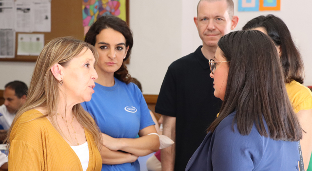 La delegada de inclusión habla con los trabajadores de las instalaciones