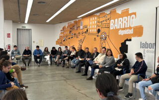 Los alumnos con discapacidad funcional sentados junto a los residentes de la Universidad