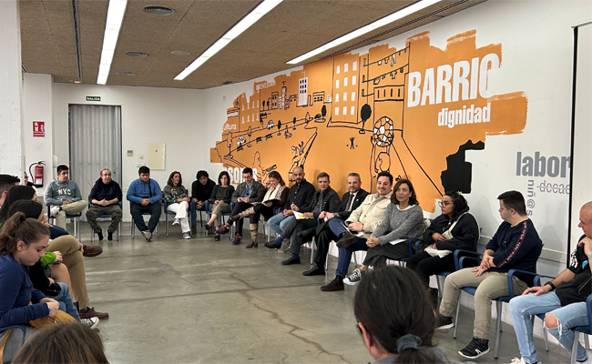 Los alumnos con discapacidad funcional sentados junto a los residentes de la Universidad