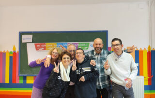 Foto del personal del centro de día de Alcalá junto al profesor de la clase