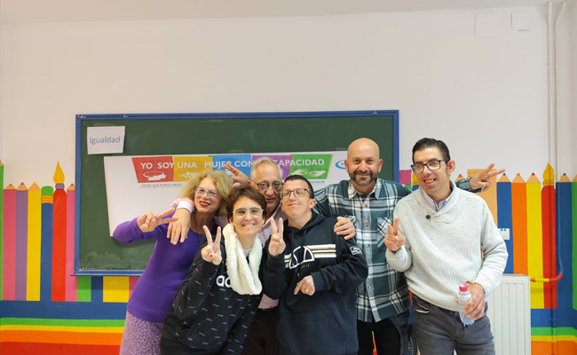 Foto del personal del centro de día de Alcalá junto al profesor de la clase