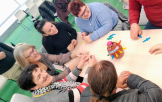 Un grupo de personas mayores jugando juegos de mesa