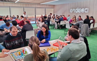 Foto general de como juegan las personas de la residencia a los juegos de mesa