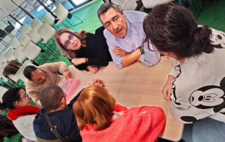 Un grupo de hombres y mujeres hablando entre ellos