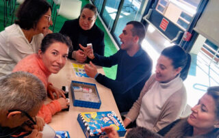 Un grupo de hombre y mujeres jugando a juegos de mesa