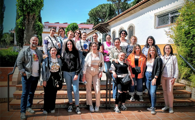 Un grupo de chavales haciéndose una foto en unas escaleras.