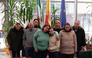 Un grupo de personas con discapacidad intelectual, sacándose el certificado digital.