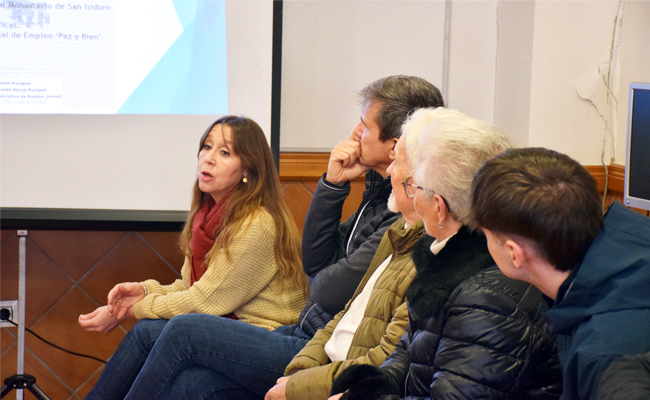 Grupo de personas participando en una charla formativa sobre inclusión laboral y apoyo a personas con discapacidad intelectual en Sevilla, en un ambiente de aprendizaje y diálogo.