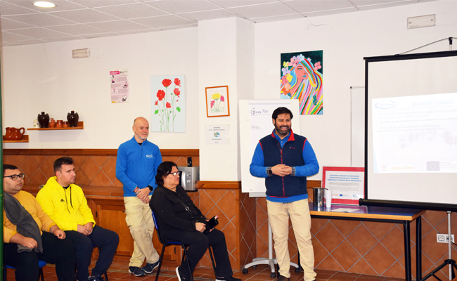 Sesión formativa sobre inclusión y empleo para personas con discapacidad intelectual en Sevilla, con la participación de profesionales y asistentes en un entorno de aprendizaje y motivación.