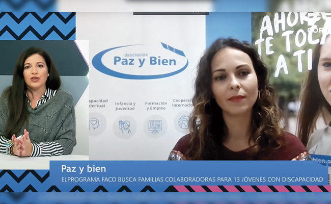 Dos mujeres participan en una presentación sobre la labor de la Asociación Paz y Bien, enfocada en discapacidad intelectual, infancia y juventud, formación y empleo. La imagen refleja el compromiso con el apoyo a personas con discapacidad intelectual en Sevilla y menores del sistema de protección.
