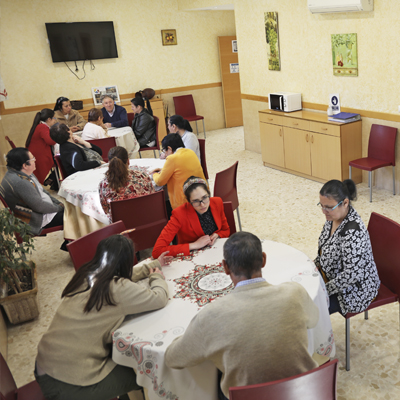 Monitoras y personas usuarias conversan en el salón comedor de la residencia El Chanza