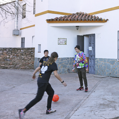 Niños juegan en la puerta del centro La Dehesa