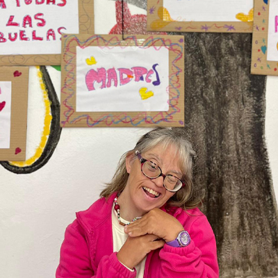 Personas usuarias de la residencia Los pinos bromean con una trabajadora de la asociación
